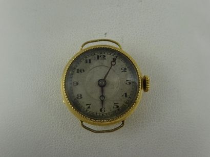 null 

Boîtier rond de montre bracelet en or jaune (750). 

Cadran argenté à chiffres...