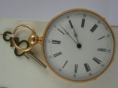 null 

Montre de gousset en or jaune (750). Revers à décor d'un cartouche sur fond...