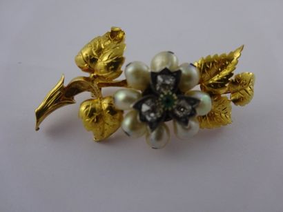 null Broche figurant une fleur en or jaune (750) et argent (925) ornée de perles...
