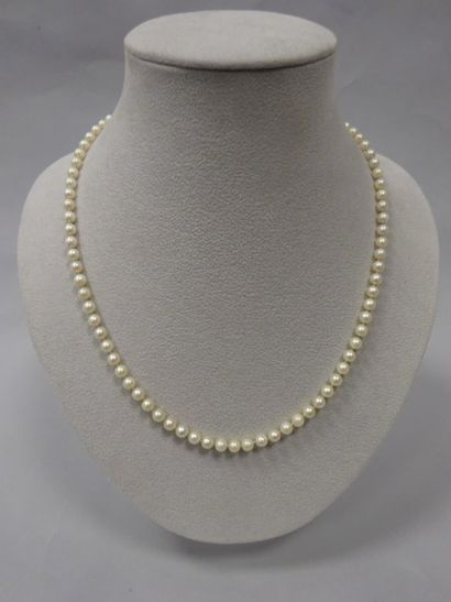 null 

Collier de perles de culture blanches en chute. 

Fermoir en or jaune (750)...