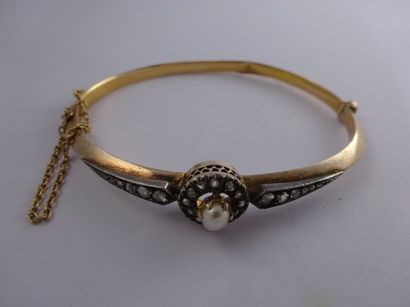 null Bracelet rigide ouvrant en or jaune (750) et argent (min 800) orné d'une perle...