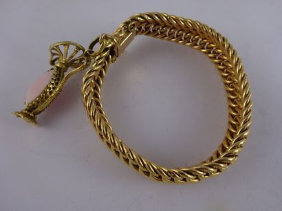 null 

Bracelet souple en or jaune (750) à maille américaine orné d'une pendeloque....