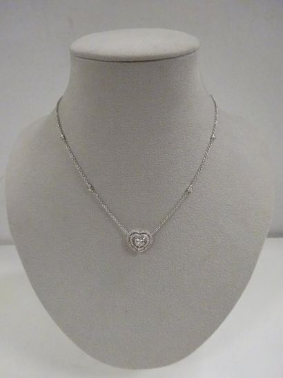 null Collier en or gris (750) orné d'un pendentif en forme de cœur pavé de diamants...