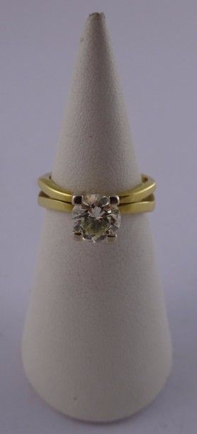 null 

Bague solitaire en ors jaune et gris (750) ornée d'un diamant de taille moderne...