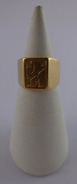 null 

Petite bague chevalière en or jaune (750) chiffrée "J.M". 

Poids : 5,9 g....