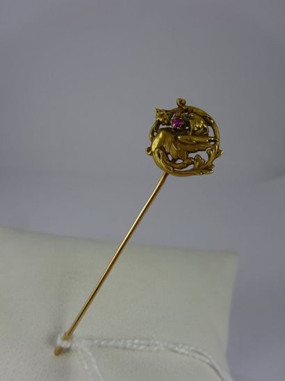 null 

Epingle de cravate en or jaune (750) figurant un griffon et ornée d'une pierre...