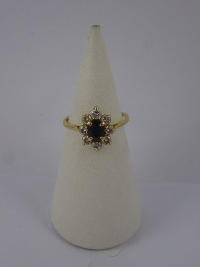 null 

Bague marguerite en or jaune (750) centrée d'un saphir ovale facetté, dans...