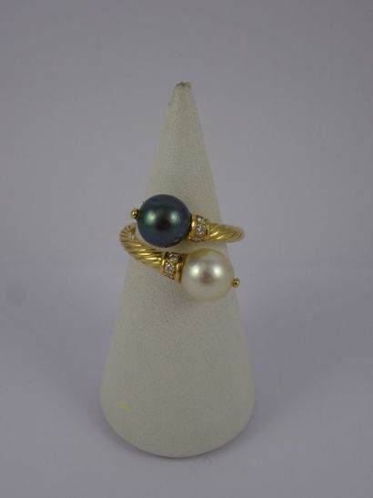 null Bague en or jaune (750) à anneau torse, ornée d'une perle noire de culture et...