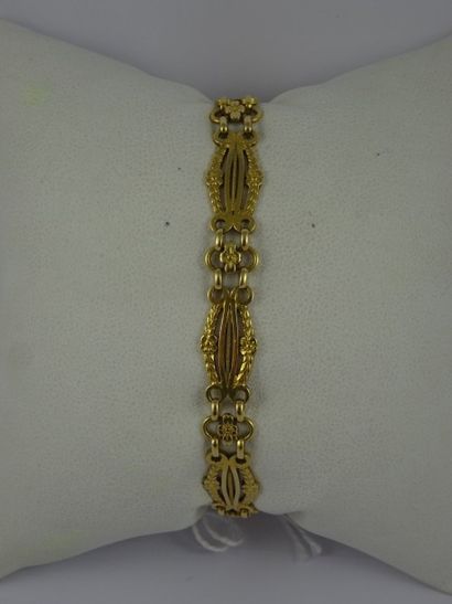 null Bracelet articulé en or jaune (750) à maillons figurant des guirlandes fleuries....