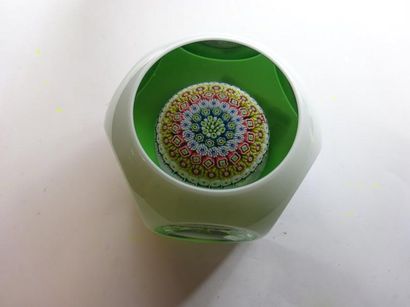 SAINT-LOUIS 

Presse-papier en verre incolore doublé à fond vert et champignons central...
