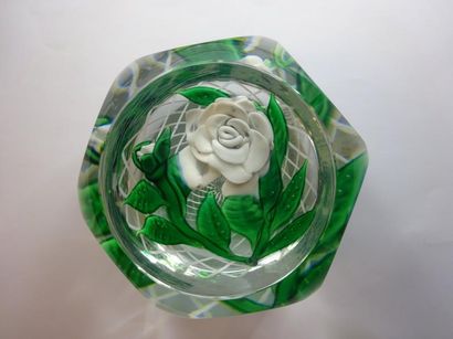 null Presse papier en verre incolore à décor d'une rose blanche sur un treillage...