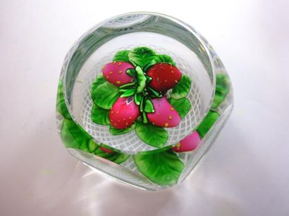 null Presse-papier en verre incolore, le fond à décor de reticello centré de fraises....