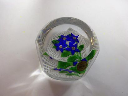SAINT-LOUIS 

Presse-papier en verre incolore à décor centré de fleurs bleues sur...