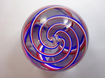 SAINT-LOUIS 

Presse-papier hémisphérique en verre incolore à décor d'une spirale...