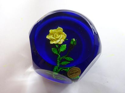 SAINT LOUIS 

Presse-papier en verre incolore à talon doublé bleu, centré d'une fleur...
