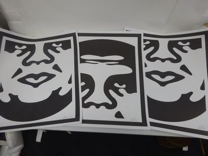 SHEPARD FAIREY (1970) 

Obey Giant Face. 

Trois sérigraphies en noir et blanc. 

Signées...