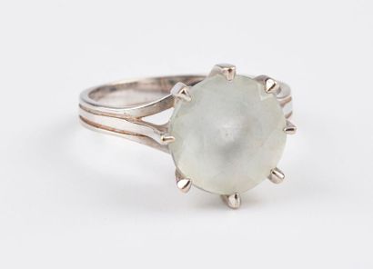 null Bague en or gris (750) ornée d'une pierre blanche de taille ronde facettée en...