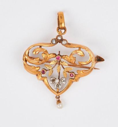 null Petite broche pendentif en or jaune (750) en forme de coeur stylisé ajouré formé...