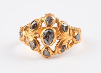 null Bague en or jaune (750) à motifs de rinceaux stylisés ponctués de diamants taillés...