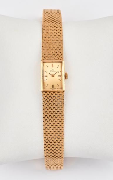 OMEGA 

Montre bracelet de dame en or jaune (750). 

Cadran rectangulaire doré signé...