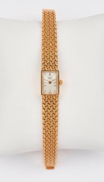 SUIZA Genève 

Montre bracelet de dame en or jaune (750).

Cadran blanc rectangulaire,...