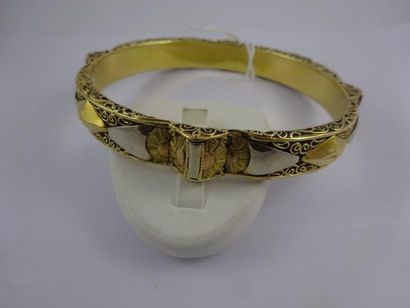 null Bracelet rigide en ors jaune, gris et rose (750) à décor appliqué de filigranes...