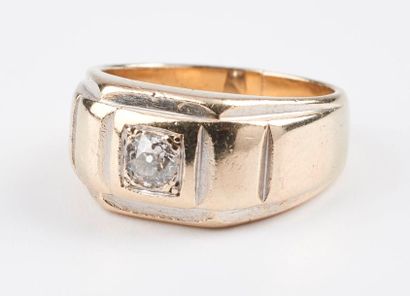null Bague chevalière en or jaune (750) rhodié et diamant de taille ancienne en serti...