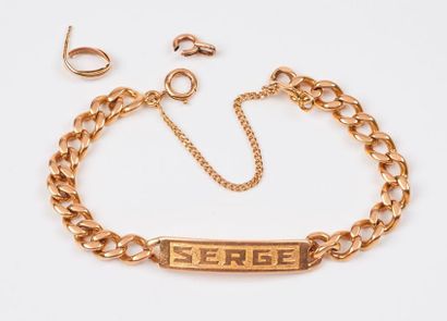 null Bracelet gourmette d'identité en or jaune (750) marquée "Serge".

Fermoir anneau...