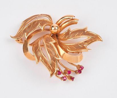 null Broche fleur en or jaune (750) ornée de pierres rouges.

Poids brut : 9,15 ...