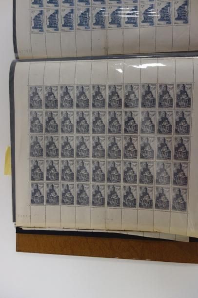 FRANCE, période 1940/1980 Ensemble de timbres neufs en feuilles ou en égrénés, contenu...