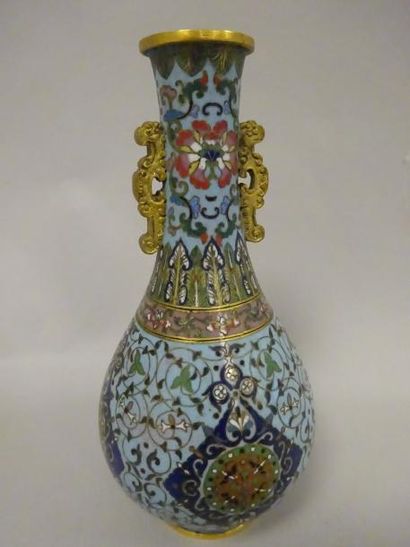 CHINE 

Vase en bronze et émaux cloisonnés polychromes à décor végétal stylisé. 

Fin...