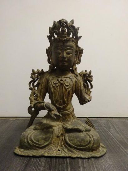 CHINE 

Bouddha en position du lotus en bronze.

Traces de laque brun et de dorure.

Epoque...