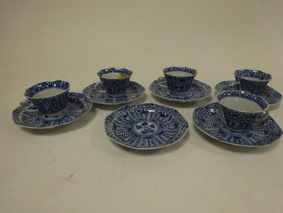 CHINE 

Ensemble de cinq petites tasses octogonales en porcelaine bleu et blanc et...