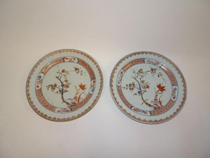 CHINE COMPAGNIE DES INDES 

Paire d'assiettes en porcelaine à décor polychromé et...