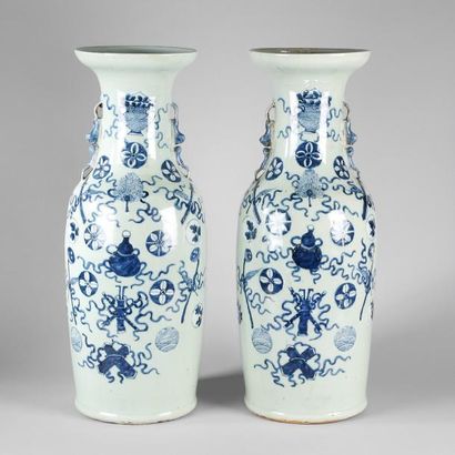 CHINE 

Paire de vases en porcelaine à décor en bleu sous couverte et bleu sur fond...