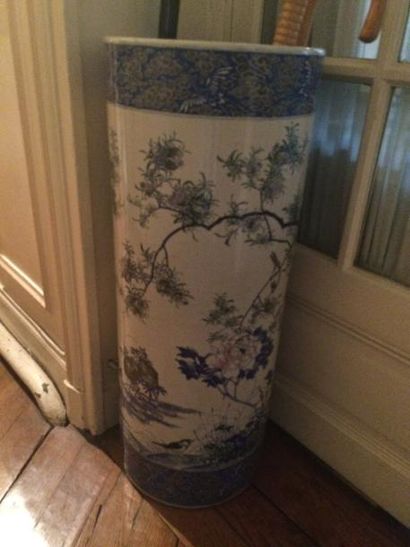 CHINE 
Porte-parapluie en porcelaine émaillée bleu sur fond blanc à décor de branches...