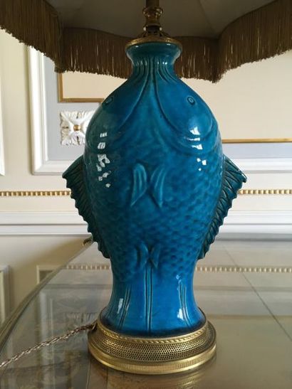 CHINE 

Vase en faïence émaillée bleue figurant des carpes affrontées.

Monture en...
