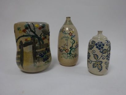 JAPON 

Trois pièces en faïence :

- un vase bouteille à décor d'émaux bleu et or...