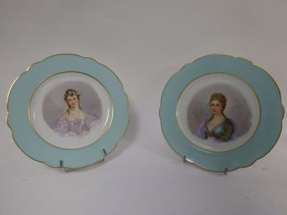 null Paire d'assiettes en porcelaine à décor polychrome des portraits de Madame de...