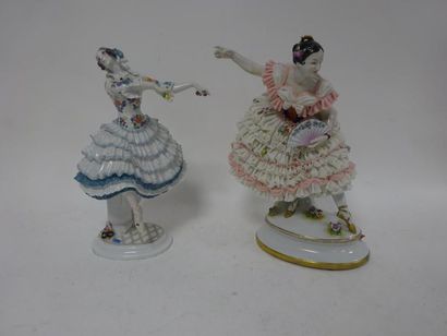 null Deux danseuses en porcelaine polychrome.

- l'une au loup.

Saxe. XXème siècle.

H....