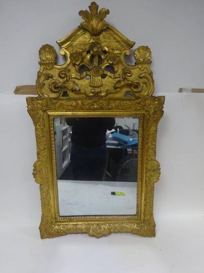 null Miroir avec cadre et fronton, rapporté, en bois doré.

Style Régence.

106 x...