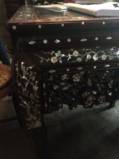 INDOCHINE 

Table à plateau carré en bois brun exotique mouluré, à décor de fleurs...