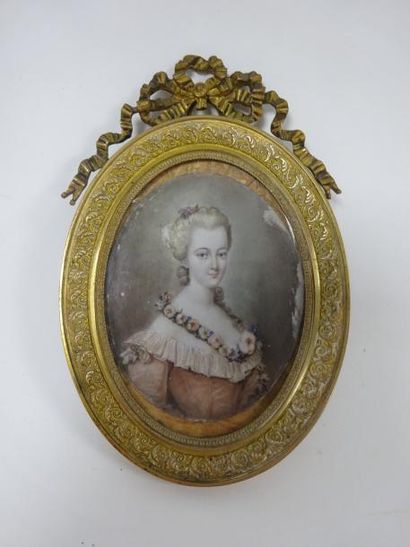 null Portrait de femme en buste au collier de fleurs.

Miniature ovale sur ivoire...