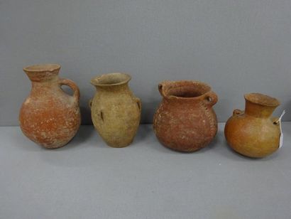 null Quatre poteries.

Céramique, certaines avec anse.

Epoques Hellénistique et...