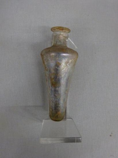 null Lot de verreries :

- bouteille tronconique.

IVème siècle après J.-C.

H. :...