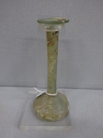 null Unguentarium en verre.

IIème siècle après J.-C.

H. : 14 cm.