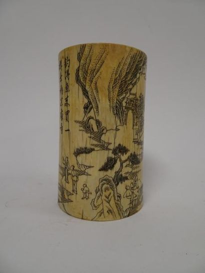 CHINE 
Porte-pinceaux cylindrique en ivoire d'éléphant (pré-Convention) à décor gravé...