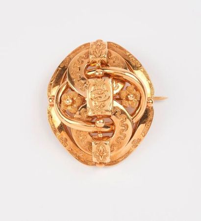 null Broche en or jaune (750) ajourée formée d'anneaux et d'entrelacs gravés. 

Poids...