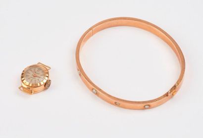 null Bracelet jonc ouvrant en or jaune (750) creux orné de cinq demi-perles blanches...