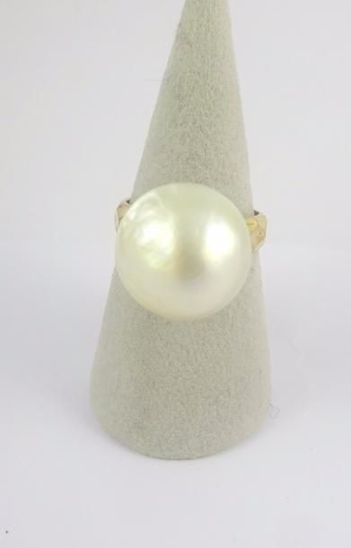 null Bague formée d'un anneau en or jaune (750) facetté orné d'une importante perle...